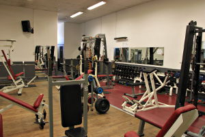 Salle de musculation du CHAA angoulême : espace épaules et développé incliné.